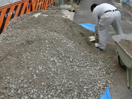 まずは砕石と砂利を運び込む