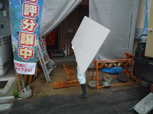 石膏ボードを身長に搬入中